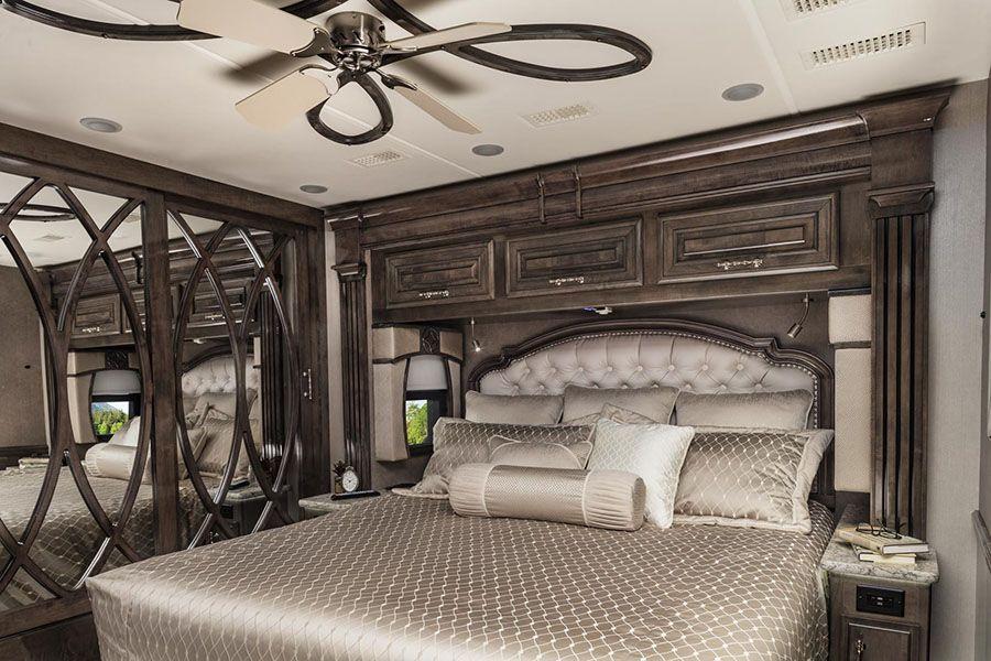 Интерьер Entegra Coach Cornerstone 2016 года  (фото 6 из 19)